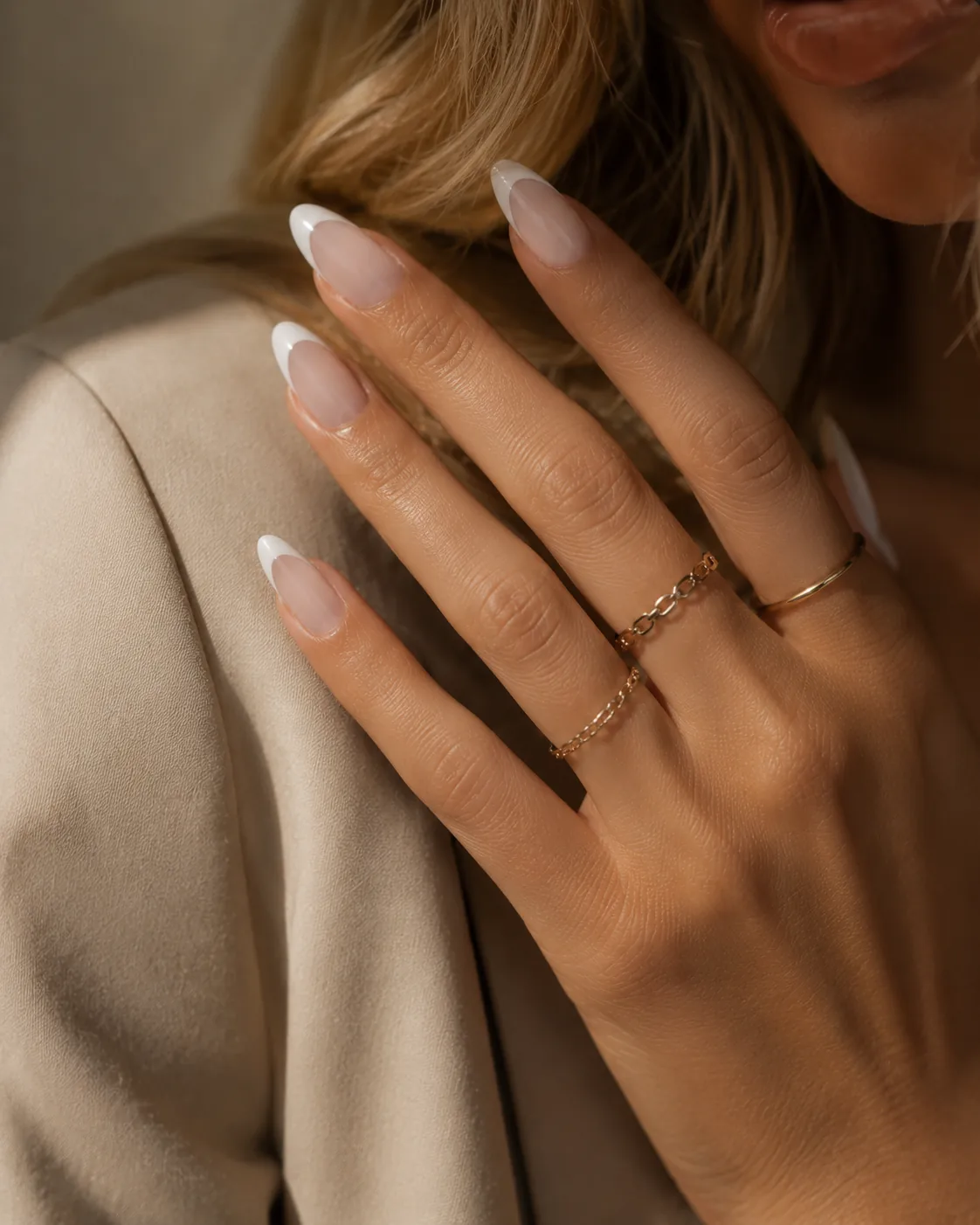 Editorial beauty, naglar med ren form och glossy finish