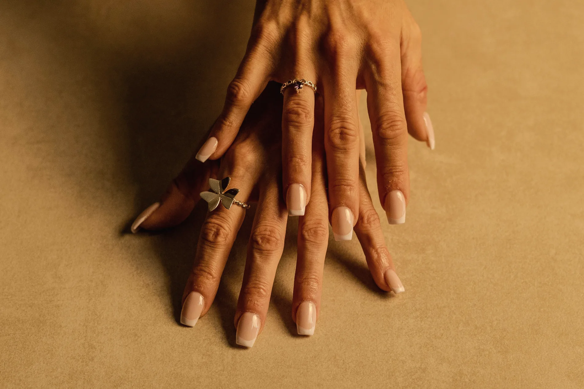 Naglar glossy finish Aura Nails