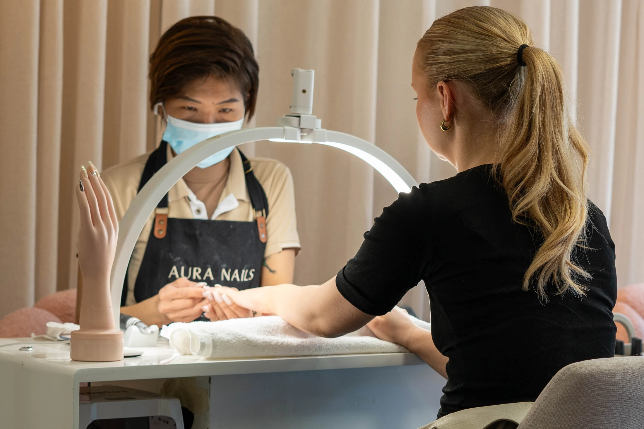 Nagelbehandling pågår Aura Nails Göteborg